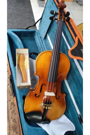 Tamamen el yapımı olup 30 sene beklemiş ağaçlardan imal edilmiştir.